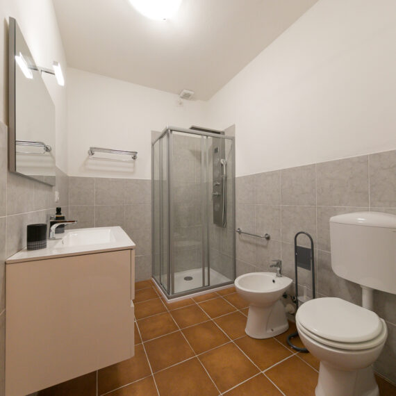 bagno con doccia lavabo bidet wc